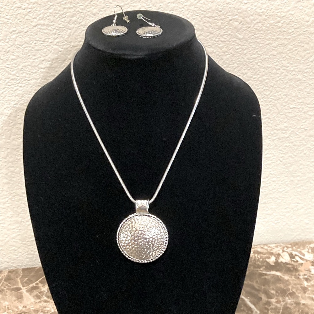 Necklace, silver with round adornment & earrings